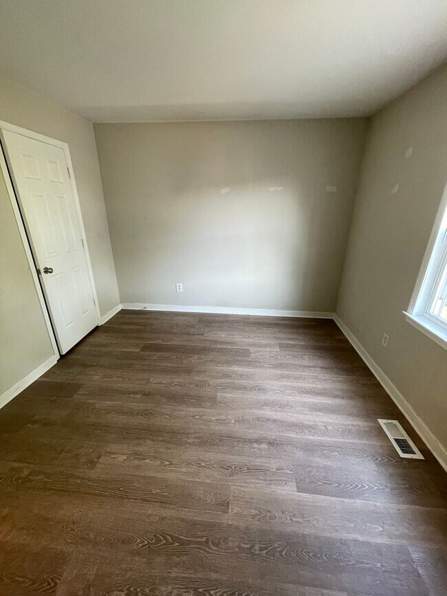 Building Photo - 1802 Parkwood Ave