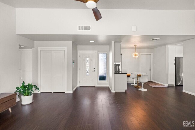 Building Photo - 5209 Pla Vada Dr