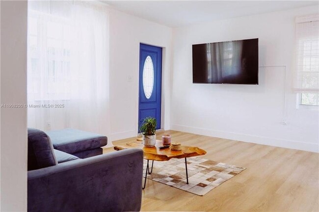 Building Photo - 1075 NE 120th St