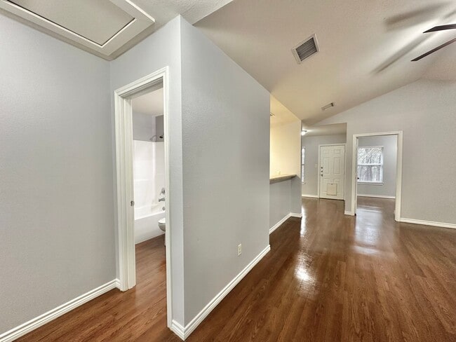Building Photo - 3 Bedroom 2 Bath Duplex at Mansion Creek in Tyler! 1/2 off first full months rent