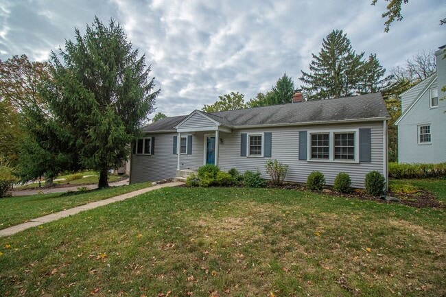 Building Photo - AVAILABLE AUGUST 15TH, 2026 - CHARMING 4 B...