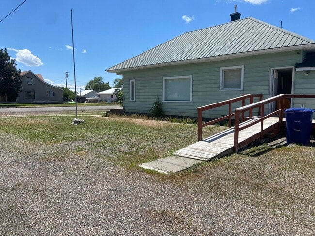 Building Photo - 2 bed 1 bath home in St Anthony