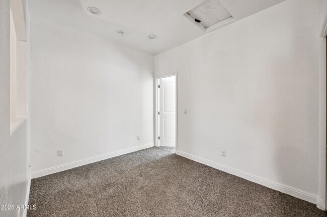 Building Photo - 4608 W Maryland Ave