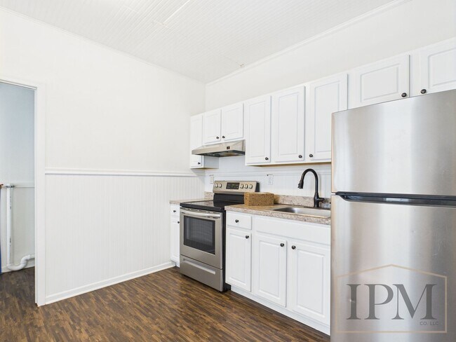 Building Photo - Available Now! Spacious 5 Bedroom Home Loc...