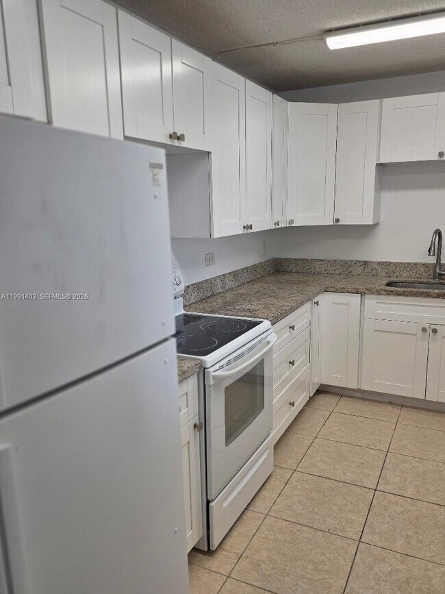 Building Photo - 14830 Naranja Lakes Blvd