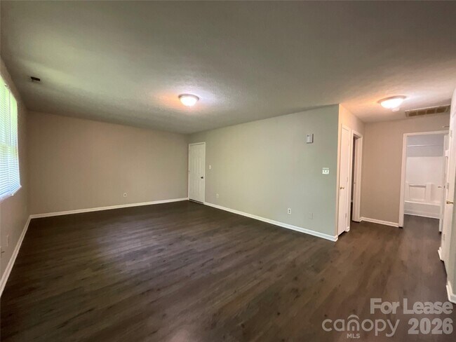 Building Photo - 304 Palm St