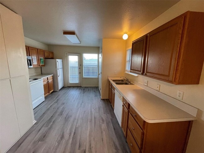 Building Photo - Cozy 2 Bedroom and 2 bathroom duplex for rent in Saginaw!