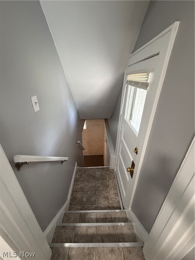 Building Photo - 52 Meadowbrook Ave