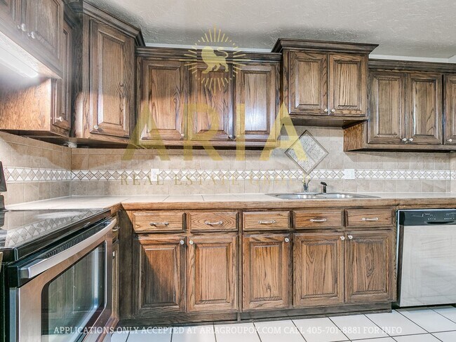 Building Photo - *639-641 Welston Cr.