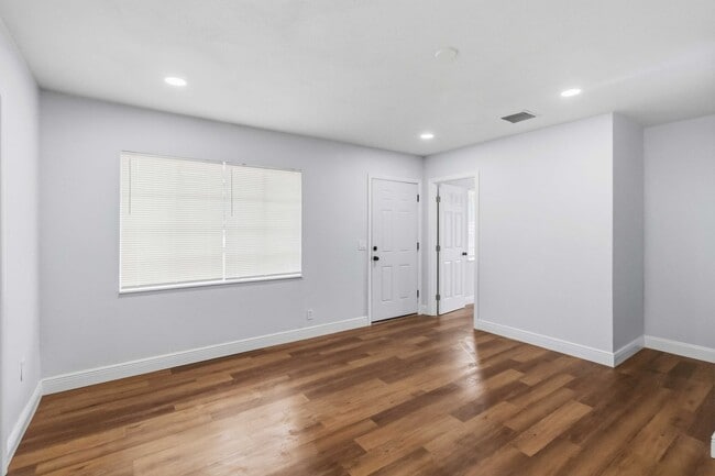 Building Photo - Beautifully Renovated 3/1 Home with Modern Finishes