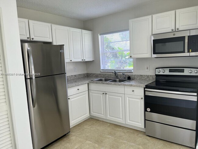 Building Photo - 406 Lakeside Dr