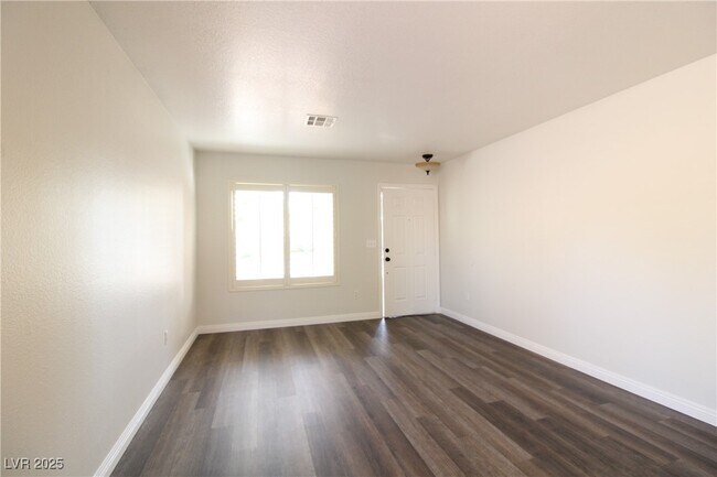 Building Photo - 301 Laguna Glen Dr