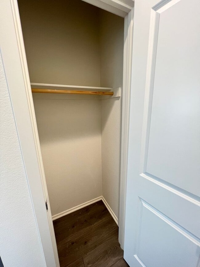 Building Photo - Beautiful 2 Bedroom 2 Bath Townhome