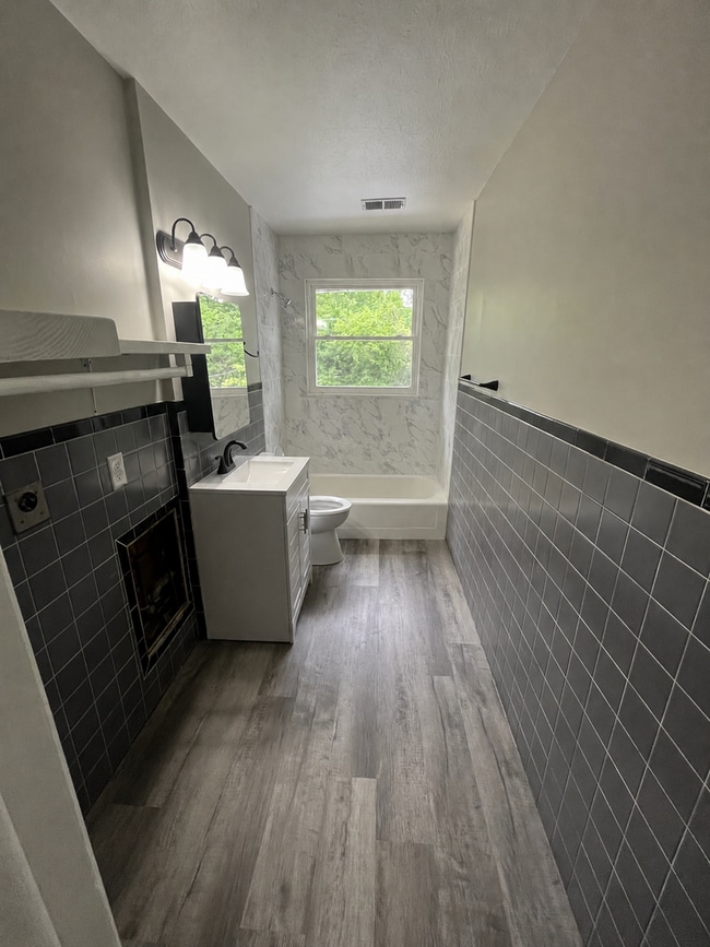 Building Photo - 2-Bedroom Remodeled Unit across from Lake Erie