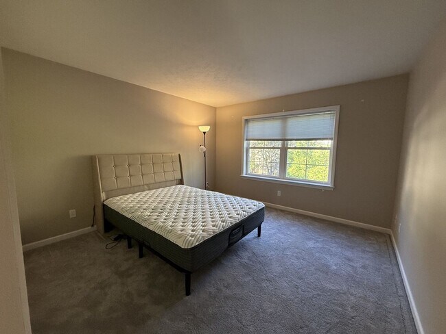 Building Photo - 210 Amblewood Way