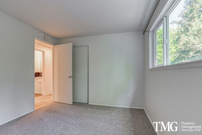 Building Photo - Amazing Open concept Condo in a secluded c...