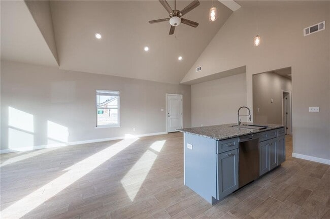 Building Photo - 914 Vly Oaks Ln