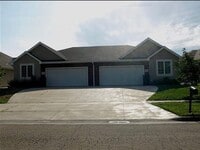 Building Photo - Beautiful 3 bed 3 bath duplex located in quiet neighborhood!