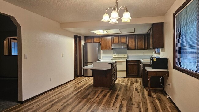 Building Photo - Make This West Boise Home Your Holiday Haven — 3 Beds, 2 Baths!