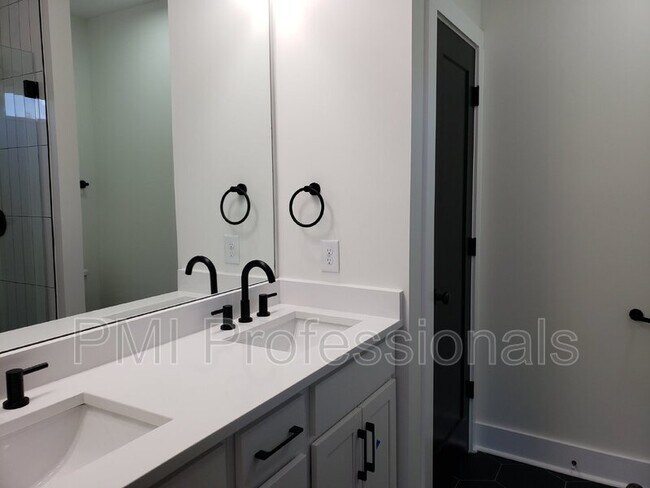 Building Photo - 215 Eisenhower Dr