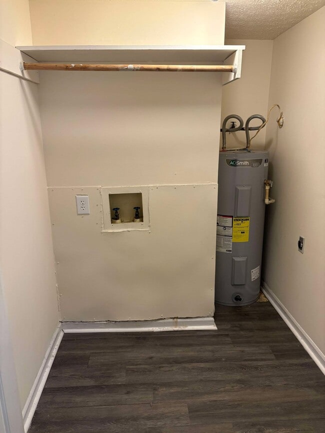 Building Photo - 1301 Kenilwood Way