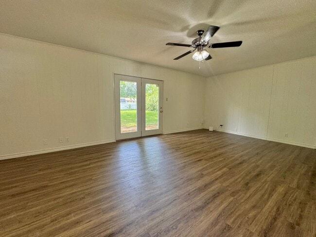 Building Photo - Available Now! For Rent – Charming 3BR/2BA Home in Pleasant Grove School District