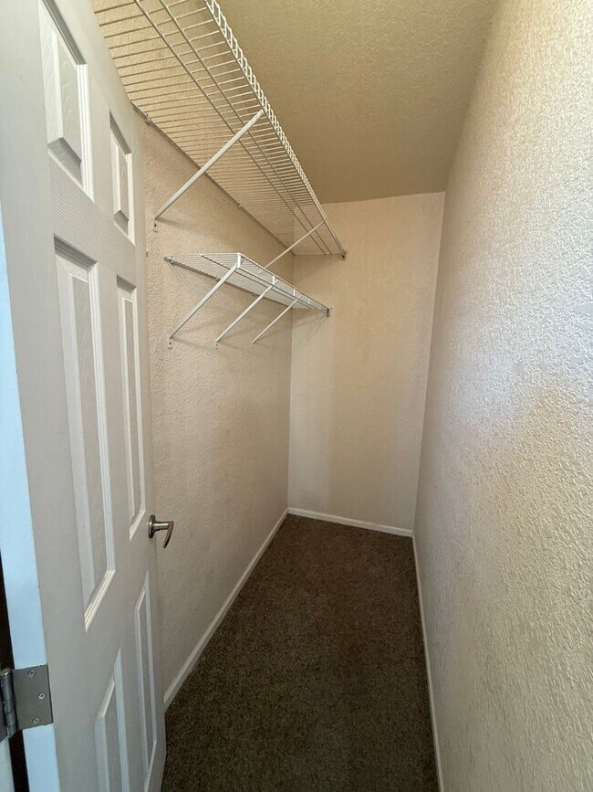 Building Photo - Move In Ready - Spacious Manufactured Home in Foothills!