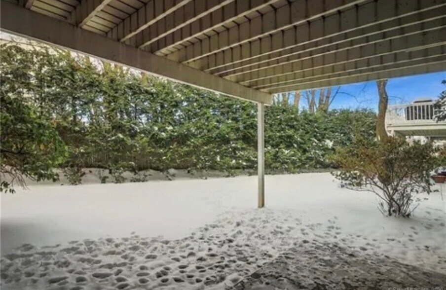 Building Photo - 180 Glenbrook Rd