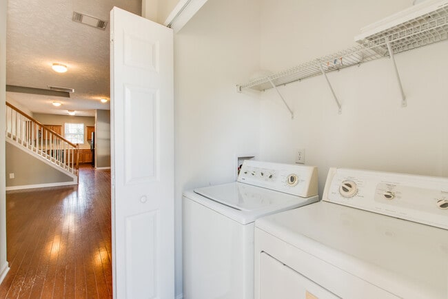 Building Photo - This 3 BR/2.5 BA Oak Hill Townhome Should Satisfy Your Standards!!!