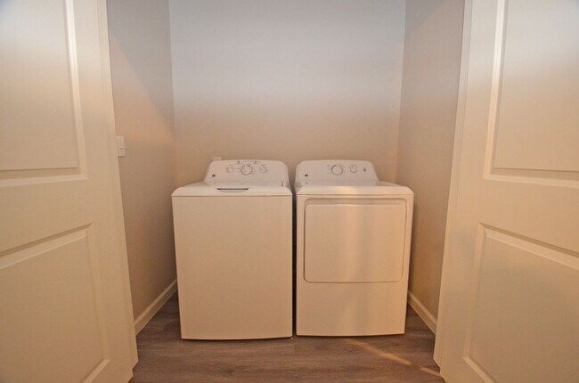 Building Photo - 3 Bed 2 Bath 2 Car Duplex in Chisholm Creek NW OKC