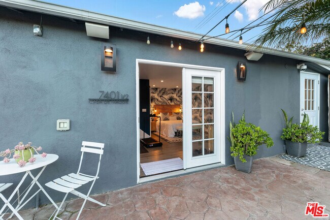 Building Photo - 7401 El Manor Ave