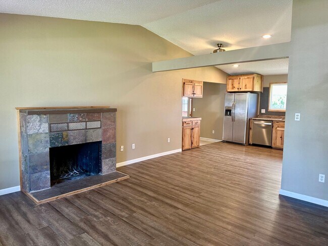 Building Photo - Pet-Friendly 4 Bedroom Home with Fenced Yard & Air Conditioning