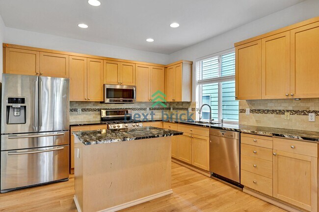 Building Photo - 4 Bed 2.5 Bath Single-family House Availab...