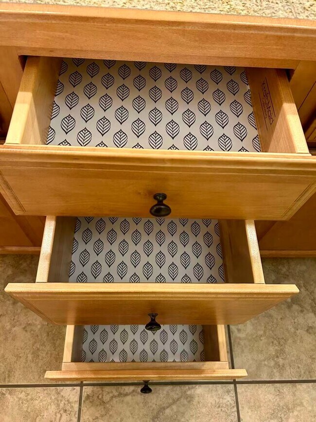 Building Photo - 5 bedroom and 3 bathroom two level house