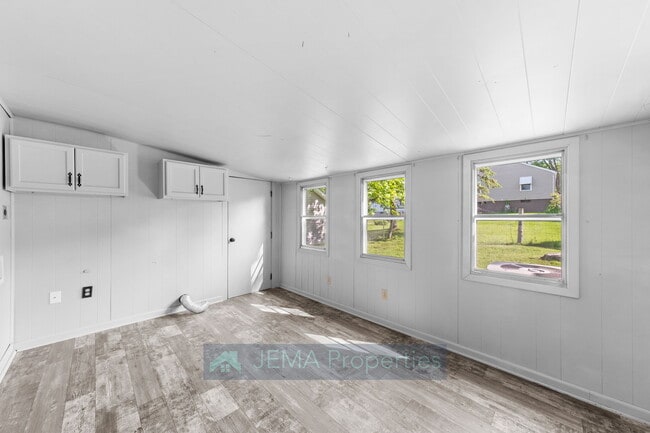 Building Photo - 503 E 8th St