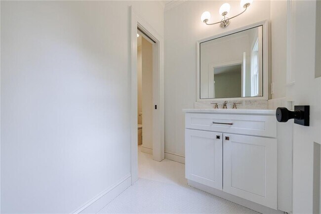 Building Photo - 2717 Skyland Dr NE