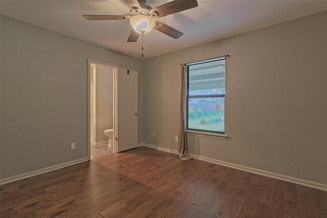 Building Photo - 1102 Fowzer St