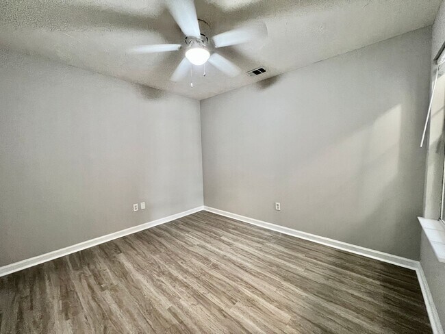 Building Photo - 3 bedroom 2 bath townhome in Towne Park