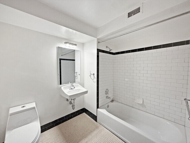 Building Photo - Stunning 1B/2BA Loft w/ Original Mural by ...