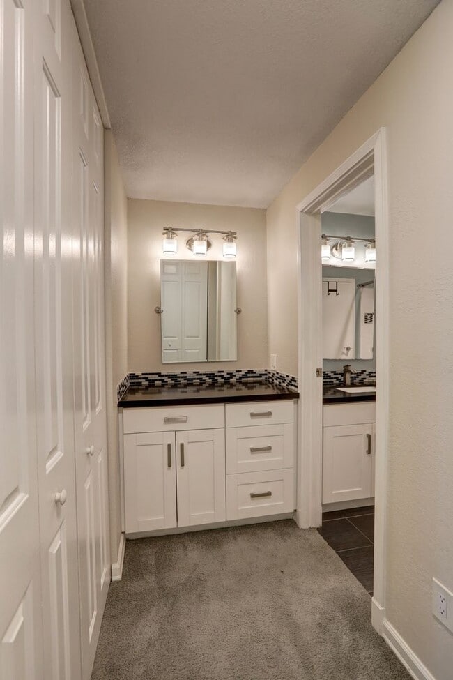 Building Photo - Amazing Bridle Trails 3BR 1.75BA Townhome ...