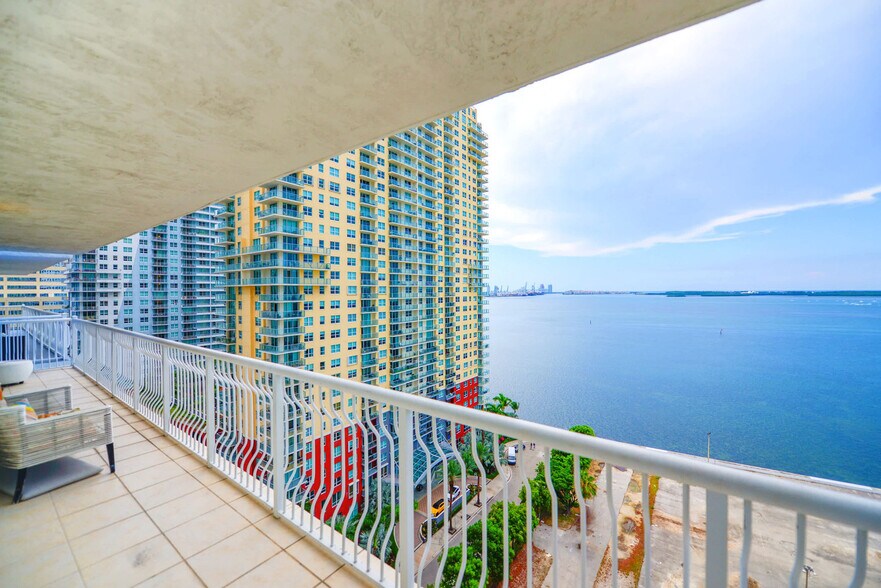 Building Photo - 1200 Brickell Bay Dr