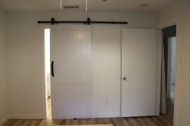 Building Photo - 2106 Rainbow Dr
