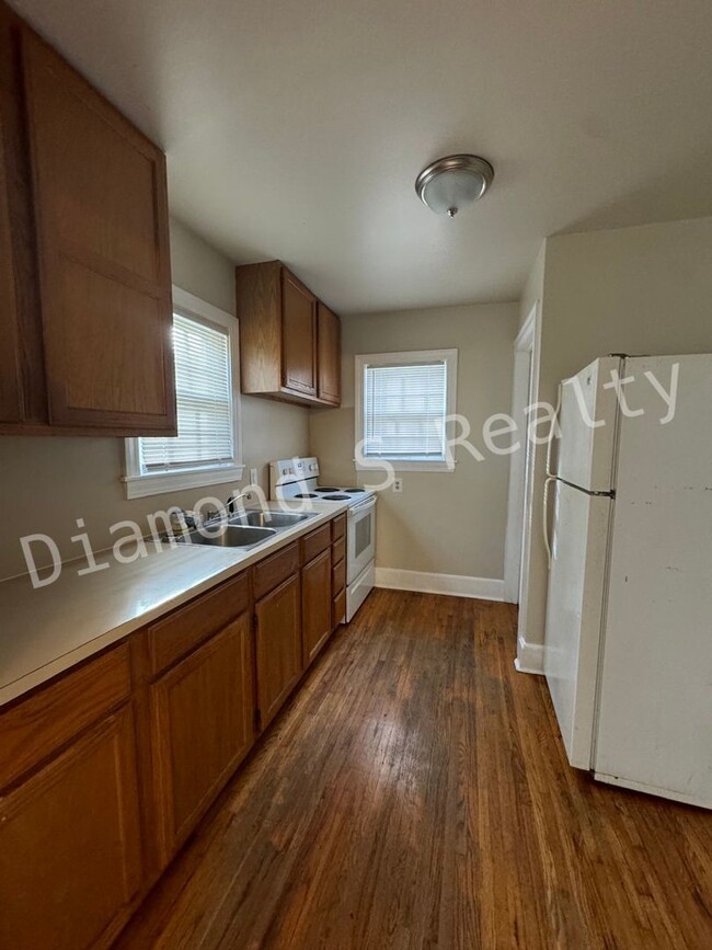 Building Photo - Charming 2 Bedroom Home Available off of N...