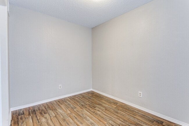 Building Photo - 2805 Meadow Park Dr