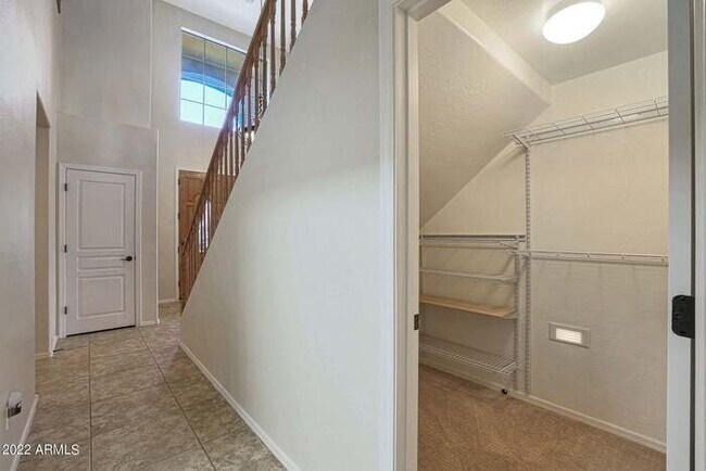 Building Photo - Beautiful 5 bedroom w/pool!