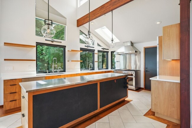 Building Photo - Stunning 3,146 Sq. Ft. Olympia Waterfront ...