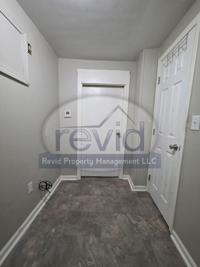 Building Photo - 3 Bedroom Home!!
