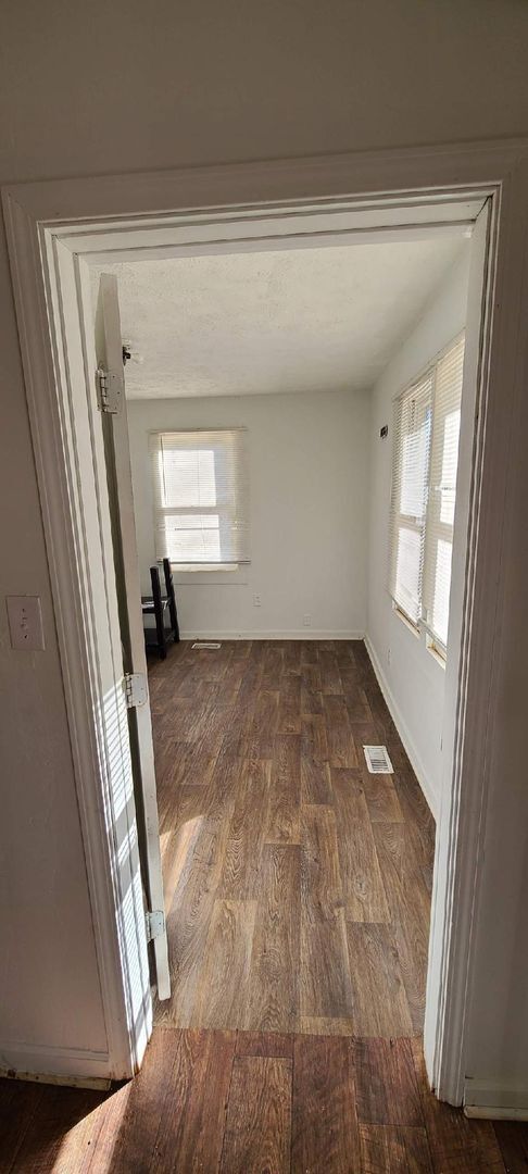 Building Photo - 2BEDROOM 1BATH