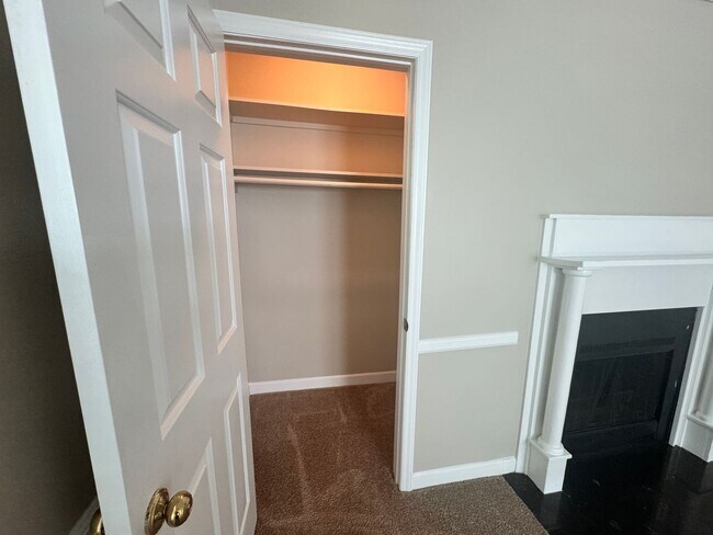 Building Photo - Spacious 3 bedroom apartment with Den and Huge Primary Suite