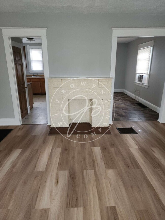 Building Photo - 2 story 3 bed with updates! Move in and ca...